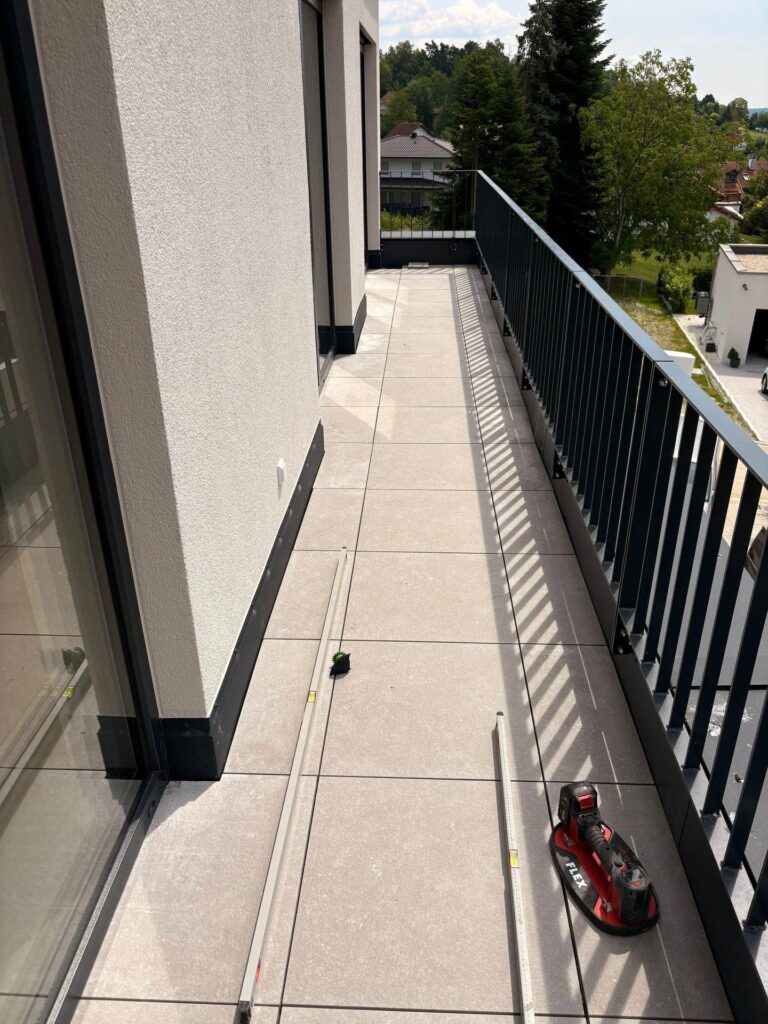Balkon mit Feinsteinzeug