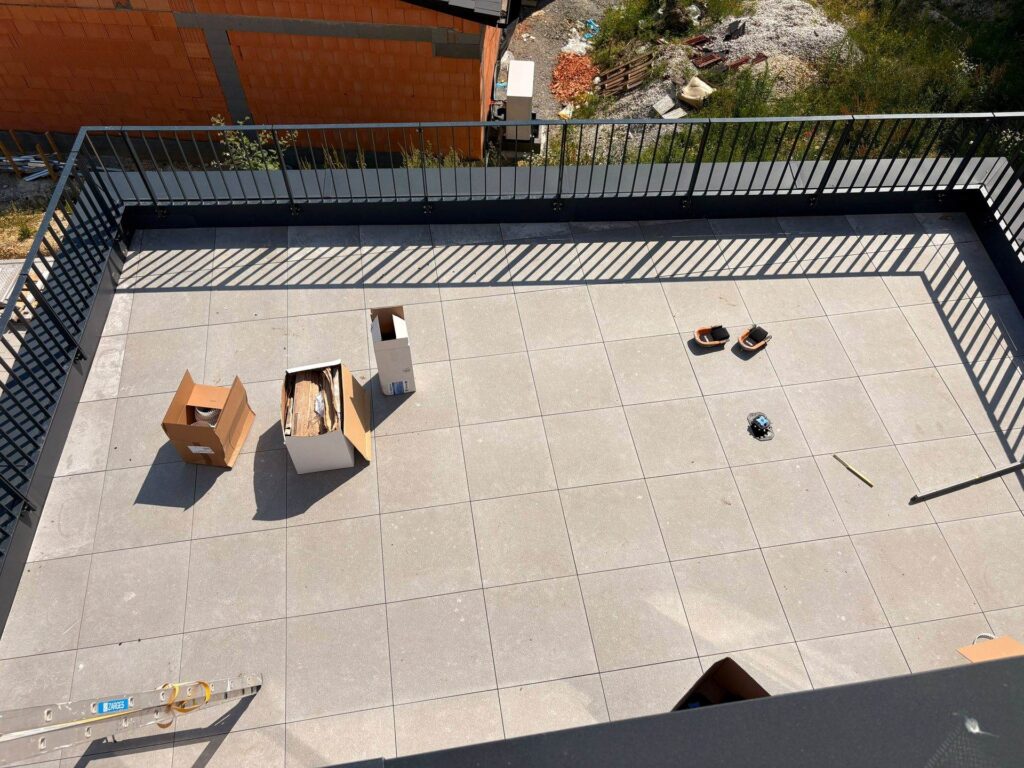 Dachterrasse mit hellen Feinsteinzeugplatten